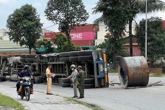 Suýt "đại nạn" vì xe đầu kéo chở tôn cuộn lật nhào