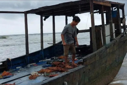 Một con tàu không người trôi dạt vào bờ biển Quảng Trị