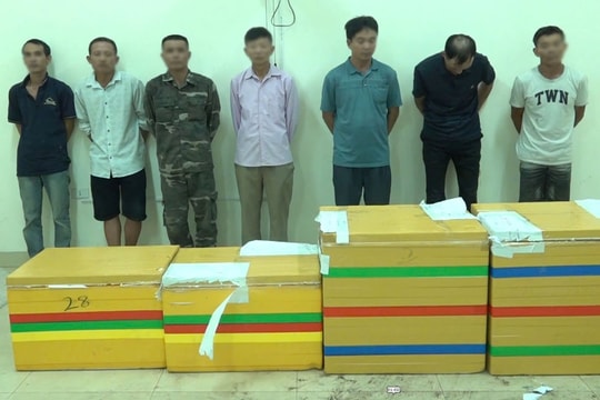 Bắt 8 đối tượng thu giữ 2,3 tấn pháo lậu