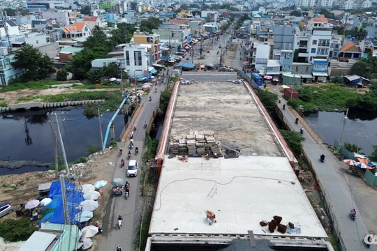Cầu Bà Hom (TP.HCM) ngổn ngang sau 6 năm thi công