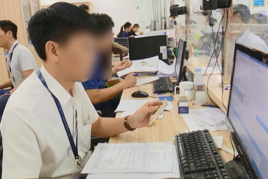 Không đủ nguyên liệu in, nhiều địa phương dừng cấp đổi giấy phép lái xe