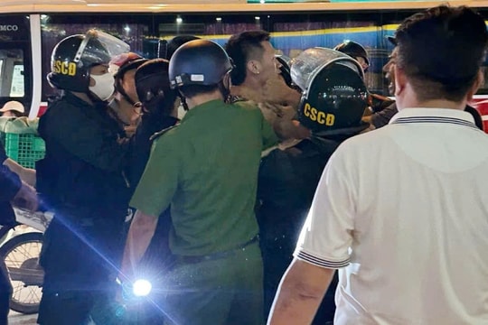 Chở bạn gái không đội mũ bảo hiểm, nam thanh niên chống đối công an