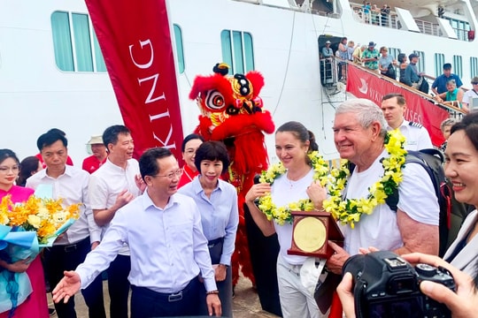 Tàu Viking Orion đưa vị khách quốc tế thứ 3 triệu đến Quảng Ninh