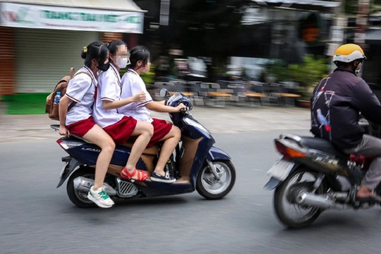 Báo động tình trạng học sinh đi xe máy khi chưa đủ tuổi