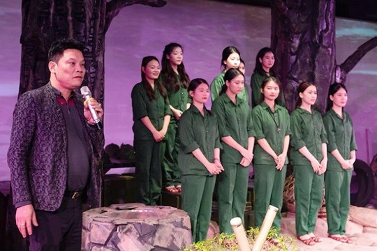 Ra mắt sách song ngữ Việt-Anh "Huyền thoại tuổi thanh xuân"