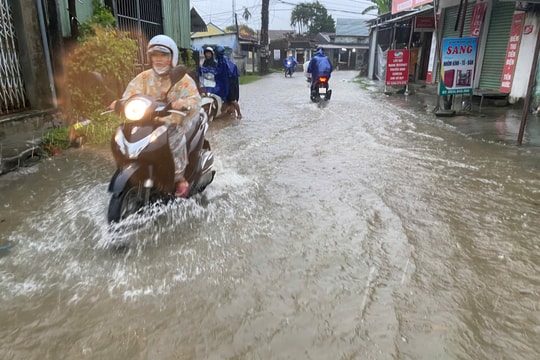 Mưa lớn kéo dài, gây nguy cơ lũ lụt và sạt lở ở Huế