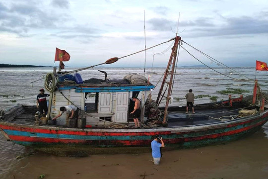 Nhiều tàu cá mắc cạn do cửa biển Lạch Vạn bồi lắng