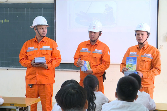 EVNHANOI tuyên truyền cho học sinh về sử dụng điện an toàn, tiết kiệm