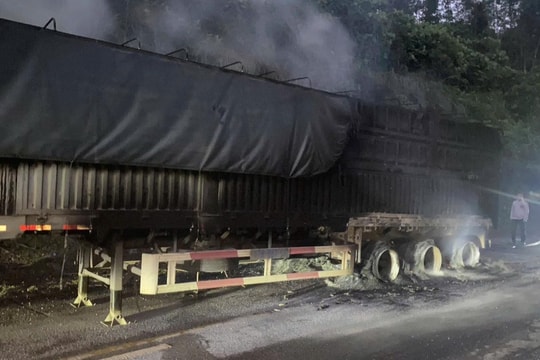 Cháy xe đầu kéo trên Quốc lộ 6