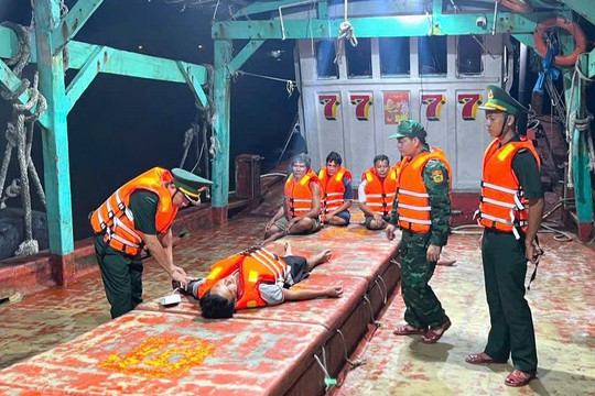 Cà Mau: Cứu thành công 5 thuyền viên bị chìm tàu trên biển