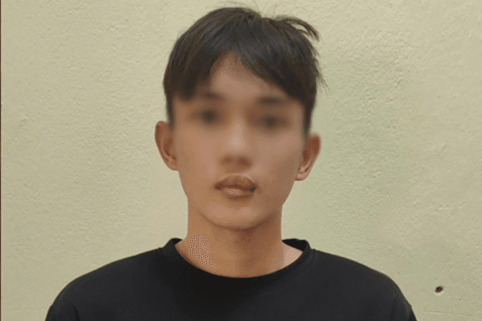 Chạy vào nhà bà ngoại lấy dao ra chém vào đầu đối thủ