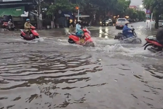 Quảng Bình: Mưa lớn gây ngập cục bộ nhiều tuyến đường ở thành phố Đồng Hới