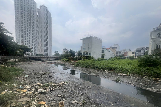 Phú Mỹ Hưng: 'Sông rác' giữa lòng khu đô thị 'tỷ đô'
