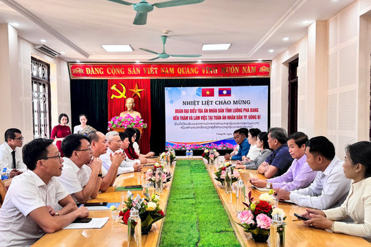Đoàn công tác của TAND tỉnh Luông Pha Bang (Lào) thăm, làm việc với TAND thành phố Uông Bí