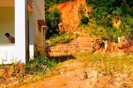 Quảng Ngãi: Nhiều trụ sở cơ quan ở huyện Sơn Tây bị đe dọa bởi sạt lở núi