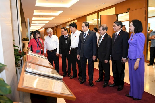 Chủ tịch nước Lương Cường, Chủ tịch Quốc hội Trần Thanh Mẫn tham quan triển lãm Nhật báo Quốc hội
