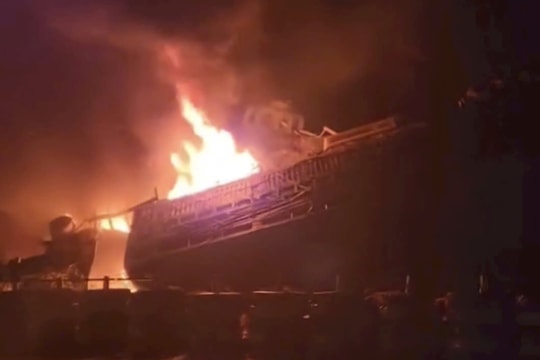 Xe đầu kéo cháy dữ dội khi lao vào đường lánh nạn trên Quốc lộ 6