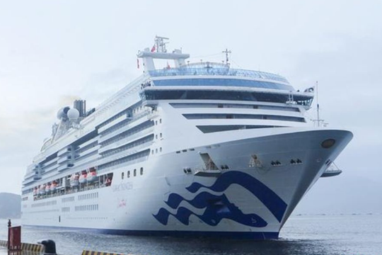 Siêu du thuyền chở 2.300 du khách quốc tế đến du lịch biển Nha Trang