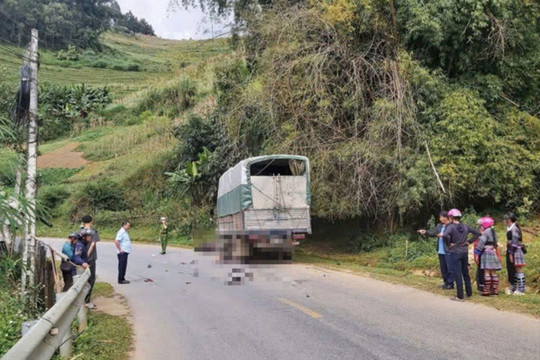 Yên Bái: Xe tải va chạm xe máy, 3 người thương vong