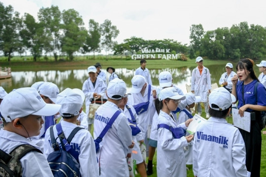 Học sinh thích thú khám phá trang trại, nhà máy “xanh” sản xuất ra hộp sữa Vinamilk