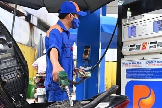 Tăng lần thứ hai liên tiếp, giá xăng vượt 20.000 đồng mỗi lít