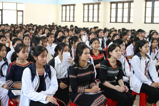 Tuyên truyền biển đảo, tư vấn tuyển sinh và trao học bổng cho học sinh vượt khó học giỏi