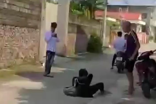 Nam sinh bị chặn đường, hành hung ngay khi ra khỏi cổng trường