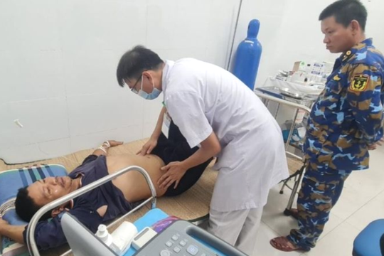Đưa ngư dân viêm túi mật từ Trường Sa vào đất liền tiếp tục điều trị