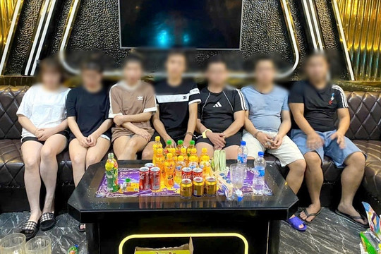 Nam nữ thanh niên hẹn nhau "bay lắc" tại quán karaoke
