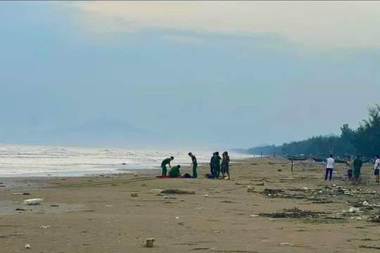 Thi thể 2 nam sinh trôi dạt vào bờ biển