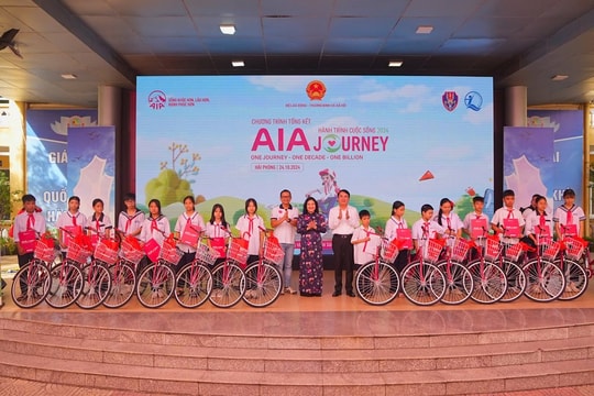 “Hành trình cuộc sống” - trao tặng xe đạp và quà cho trẻ em khó khăn