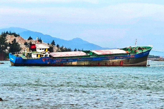 Tàu chở hàng hỏng máy trôi dạt, mắc cạn tại biển Dung Quất