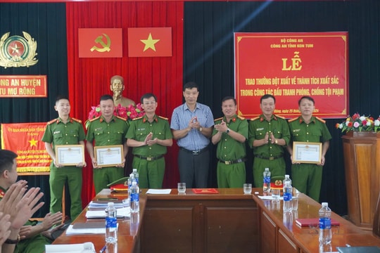 Khen thưởng đột xuất tập thể, cá nhân có thành tích điều tra vụ trộm cắp sâm Ngọc Linh