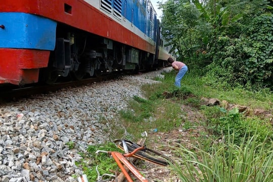 Một người phụ nữ đi xe đạp tử vong khi băng qua đường sắt