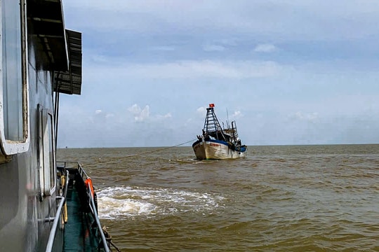 Hải đội 2 Biên phòng Sóc Trăng cứu hộ thành công tàu cá gặp nạn trên biển