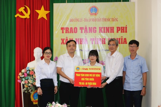 Báo Công lý trao kinh phí xây nhà tình nghĩa cho Thư ký TAND huyện Long Phú