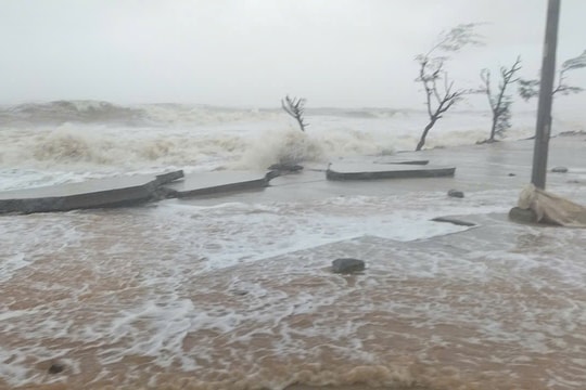 Nước biển dâng cao, chảy xiết vào bờ biển ở Huế