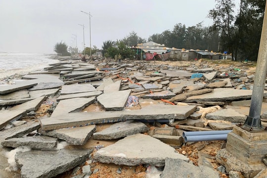 TT-Huế: Hàng trăm ngôi nhà tốc mái và hai người chết khi bão số 6 đi qua