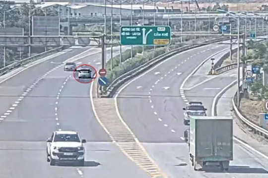 Phạt 17 triệu và tước bằng lái với nữ tài xế đi ngược chiều trên cao tốc