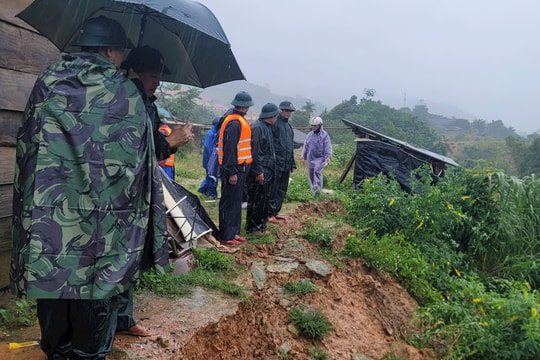 Bộ đội Biên phòng hỗ trợ sơ tán dân trong vùng nguy cơ sạt lở do ảnh hưởng Bão số 6