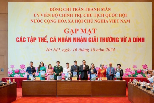 Ông Johnathan Hạnh Nguyễn nhận giải thưởng Vừ A Dính