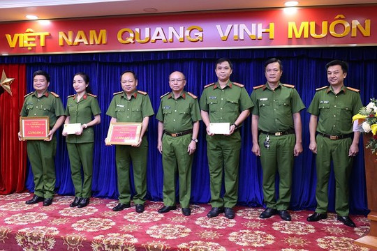 Phó Giám đốc Công an tỉnh Bình Dương trao thưởng nóng cho các đơn vị phá án nhanh