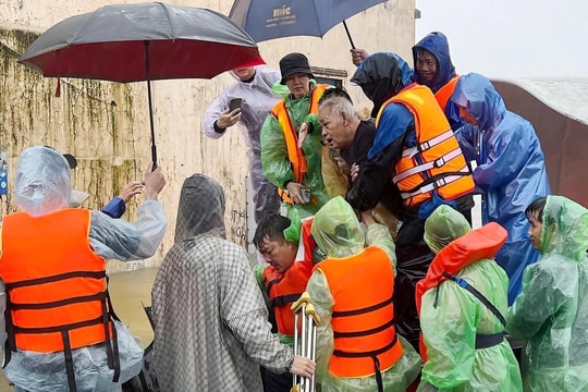 Huyện Lệ Thủy đề nghị các đoàn cứu trợ tạm dừng do lũ lên cao