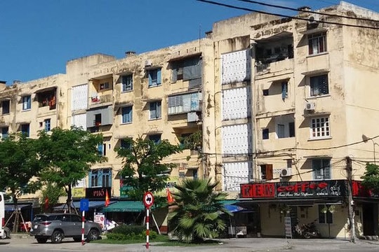 Cưỡng chế di dời nhiều hộ dân tại khu chung cư xuống cấp