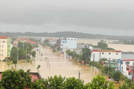 Quảng Bình: Mưa lũ làm hơn 15.000 nhà dân ngập sâu trong nước