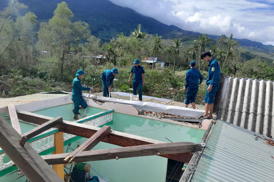 Bộ đội giúp dân khắc phục hậu quả bão lụt