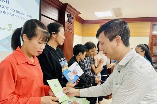 Hơn 800 sổ BHXH và thẻ BHYT trao tặng người dân Quảng Ninh