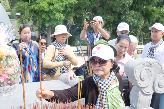 Dâng hương tưởng nhớ Anh hùng Liệt sĩ Rừng Sác - Cần Giờ