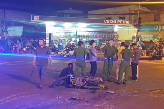 Va chạm với xe container, thanh niên bị cán tử vong