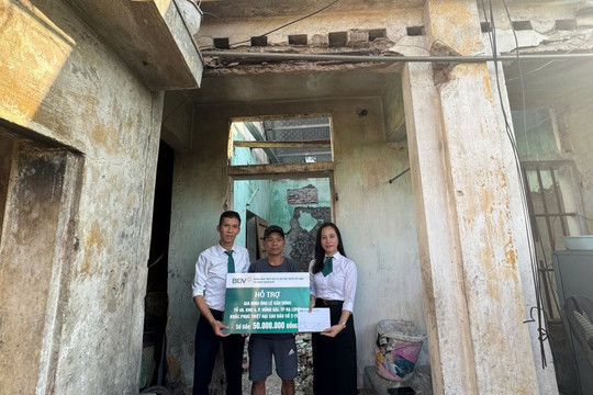 Trao tặng 2 tỷ đồng cho các hộ dân TP Hạ Long thiệt hại về nhà ở do bão số 3